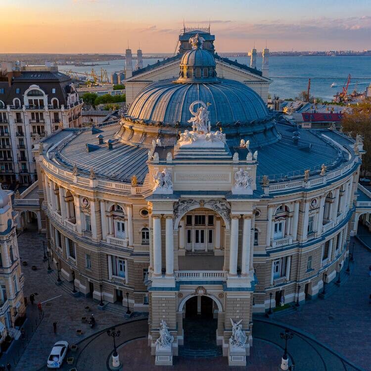 The Odesa National Academic Opera and Ballet Theatre (view from above from Rishelievska Street) 